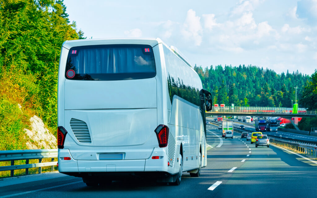 autocar transportant un groupe sur un axe routier