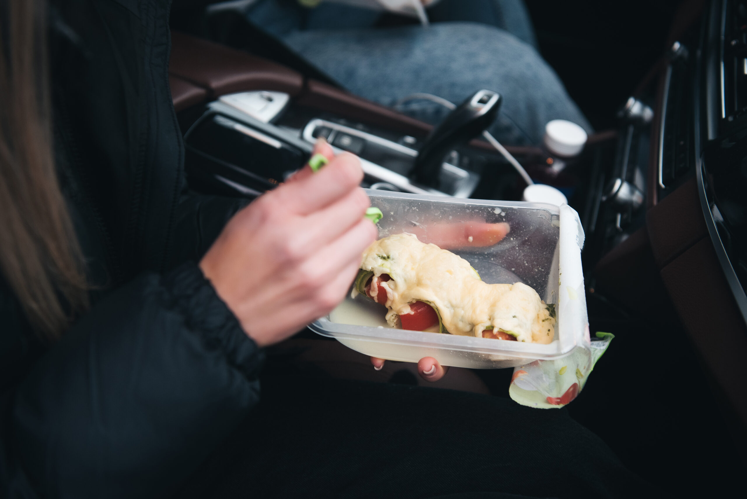 manger sur le pouce lors d’un trajet en groupe